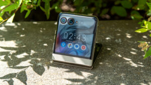 Samsung’s Galaxy Z Flip 7 FE is a bad deal, grab this Motorola flip phone on Prime Day instead